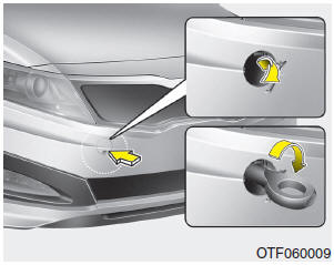 1.Откройте багажник и выньте буксирный крюк из ящика с инструментами.