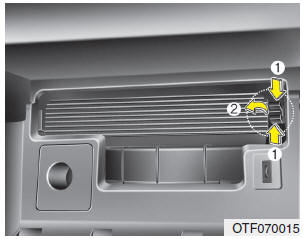 3. Снимите крышку воздушного фильтра климат-контроля, нажав на фиксатор справа.